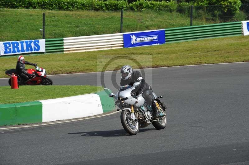 Mallory park Leicestershire;Mallory park photographs;Motorcycle action photographs;classic bikes;event digital images;eventdigitalimages;mallory park;no limits trackday;peter wileman photography;vintage bikes;vintage motorcycles;vmcc festival 1000 bikes