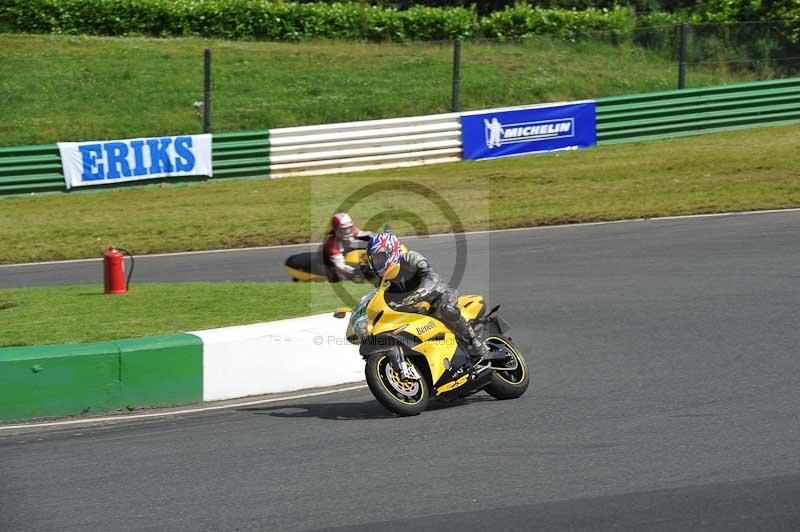 Mallory park Leicestershire;Mallory park photographs;Motorcycle action photographs;classic bikes;event digital images;eventdigitalimages;mallory park;no limits trackday;peter wileman photography;vintage bikes;vintage motorcycles;vmcc festival 1000 bikes