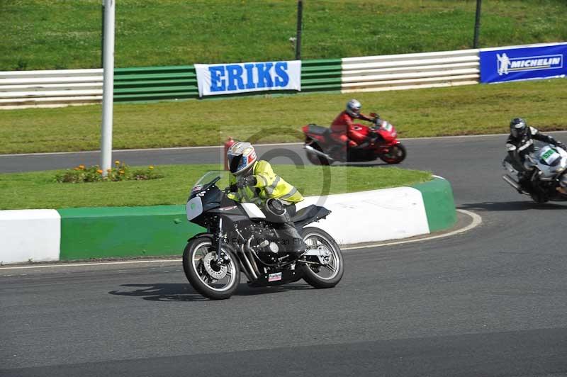 Mallory park Leicestershire;Mallory park photographs;Motorcycle action photographs;classic bikes;event digital images;eventdigitalimages;mallory park;no limits trackday;peter wileman photography;vintage bikes;vintage motorcycles;vmcc festival 1000 bikes