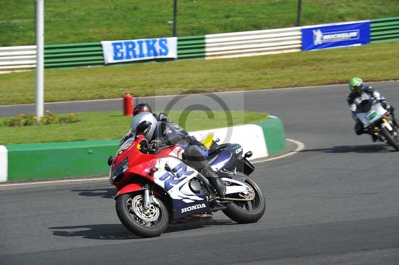 Mallory park Leicestershire;Mallory park photographs;Motorcycle action photographs;classic bikes;event digital images;eventdigitalimages;mallory park;no limits trackday;peter wileman photography;vintage bikes;vintage motorcycles;vmcc festival 1000 bikes