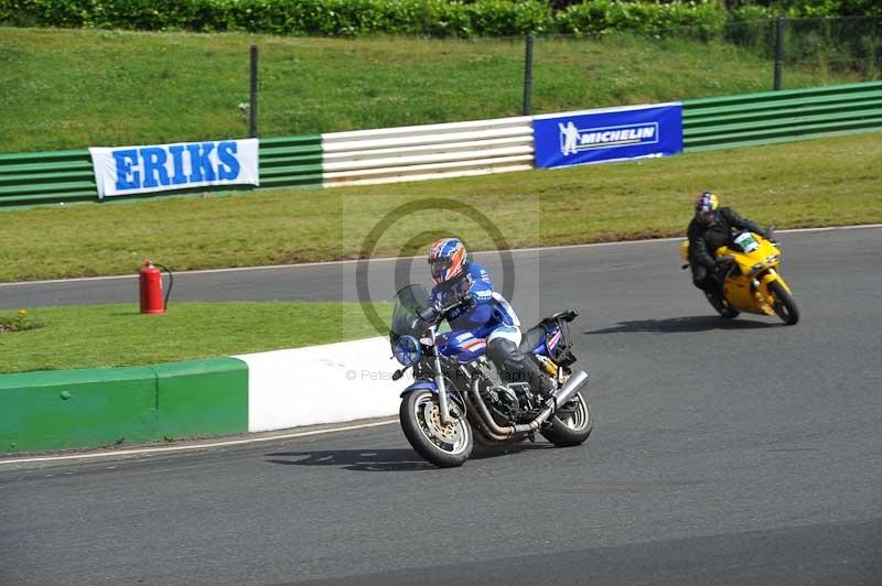 Mallory park Leicestershire;Mallory park photographs;Motorcycle action photographs;classic bikes;event digital images;eventdigitalimages;mallory park;no limits trackday;peter wileman photography;vintage bikes;vintage motorcycles;vmcc festival 1000 bikes