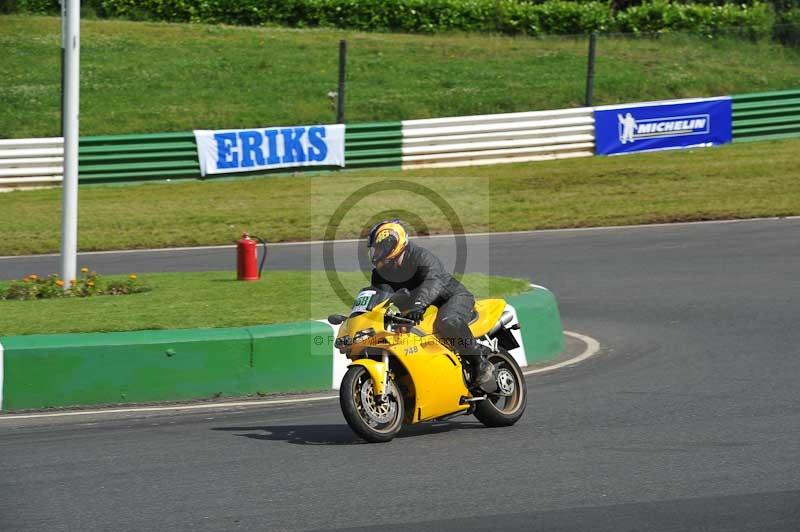 Mallory park Leicestershire;Mallory park photographs;Motorcycle action photographs;classic bikes;event digital images;eventdigitalimages;mallory park;no limits trackday;peter wileman photography;vintage bikes;vintage motorcycles;vmcc festival 1000 bikes