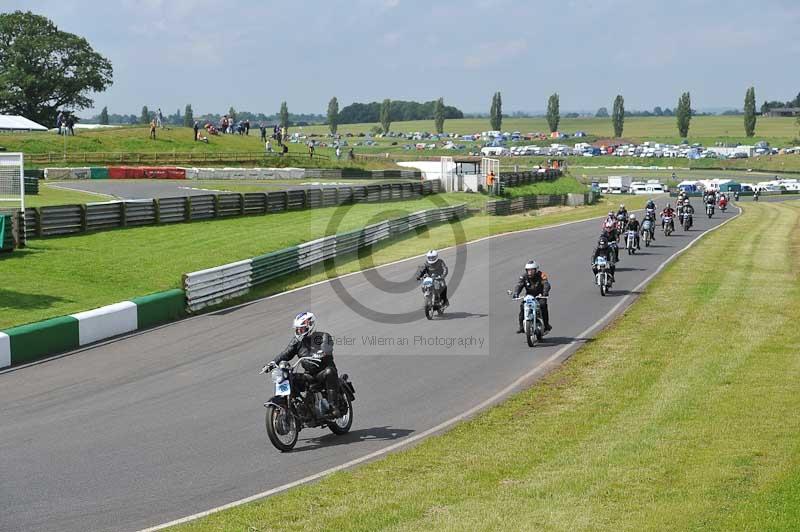 Mallory park Leicestershire;Mallory park photographs;Motorcycle action photographs;classic bikes;event digital images;eventdigitalimages;mallory park;no limits trackday;peter wileman photography;vintage bikes;vintage motorcycles;vmcc festival 1000 bikes