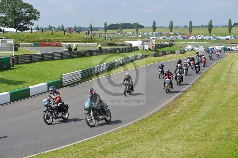 Mallory park Leicestershire;Mallory park photographs;Motorcycle action photographs;classic bikes;event digital images;eventdigitalimages;mallory park;no limits trackday;peter wileman photography;vintage bikes;vintage motorcycles;vmcc festival 1000 bikes