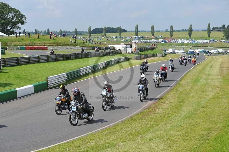 Mallory park Leicestershire;Mallory park photographs;Motorcycle action photographs;classic bikes;event digital images;eventdigitalimages;mallory park;no limits trackday;peter wileman photography;vintage bikes;vintage motorcycles;vmcc festival 1000 bikes