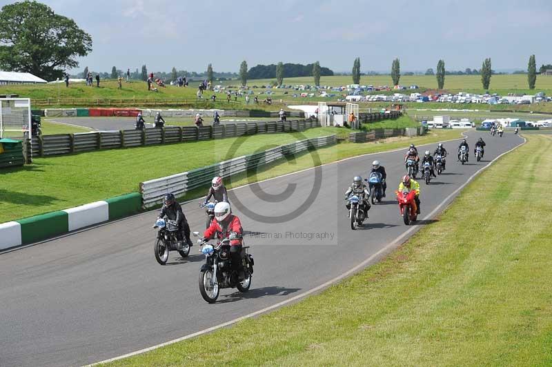 Mallory park Leicestershire;Mallory park photographs;Motorcycle action photographs;classic bikes;event digital images;eventdigitalimages;mallory park;no limits trackday;peter wileman photography;vintage bikes;vintage motorcycles;vmcc festival 1000 bikes