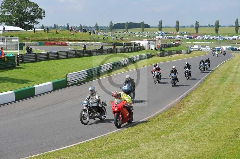 Mallory park Leicestershire;Mallory park photographs;Motorcycle action photographs;classic bikes;event digital images;eventdigitalimages;mallory park;no limits trackday;peter wileman photography;vintage bikes;vintage motorcycles;vmcc festival 1000 bikes