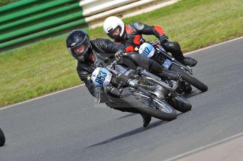 Mallory park Leicestershire;Mallory park photographs;Motorcycle action photographs;classic bikes;event digital images;eventdigitalimages;mallory park;no limits trackday;peter wileman photography;vintage bikes;vintage motorcycles;vmcc festival 1000 bikes