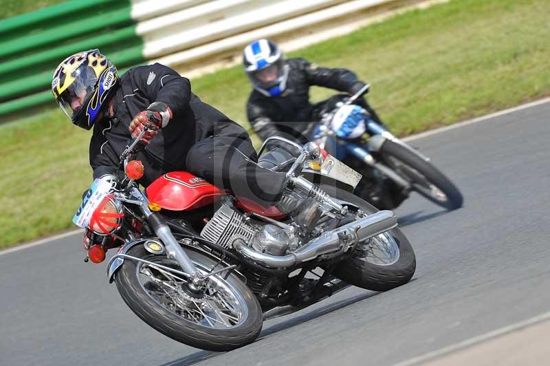 Mallory park Leicestershire;Mallory park photographs;Motorcycle action photographs;classic bikes;event digital images;eventdigitalimages;mallory park;no limits trackday;peter wileman photography;vintage bikes;vintage motorcycles;vmcc festival 1000 bikes