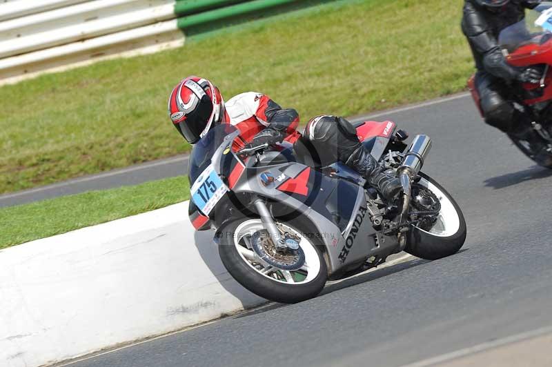 Mallory park Leicestershire;Mallory park photographs;Motorcycle action photographs;classic bikes;event digital images;eventdigitalimages;mallory park;no limits trackday;peter wileman photography;vintage bikes;vintage motorcycles;vmcc festival 1000 bikes