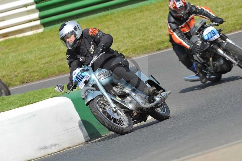 Mallory park Leicestershire;Mallory park photographs;Motorcycle action photographs;classic bikes;event digital images;eventdigitalimages;mallory park;no limits trackday;peter wileman photography;vintage bikes;vintage motorcycles;vmcc festival 1000 bikes