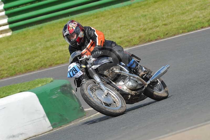 Mallory park Leicestershire;Mallory park photographs;Motorcycle action photographs;classic bikes;event digital images;eventdigitalimages;mallory park;no limits trackday;peter wileman photography;vintage bikes;vintage motorcycles;vmcc festival 1000 bikes