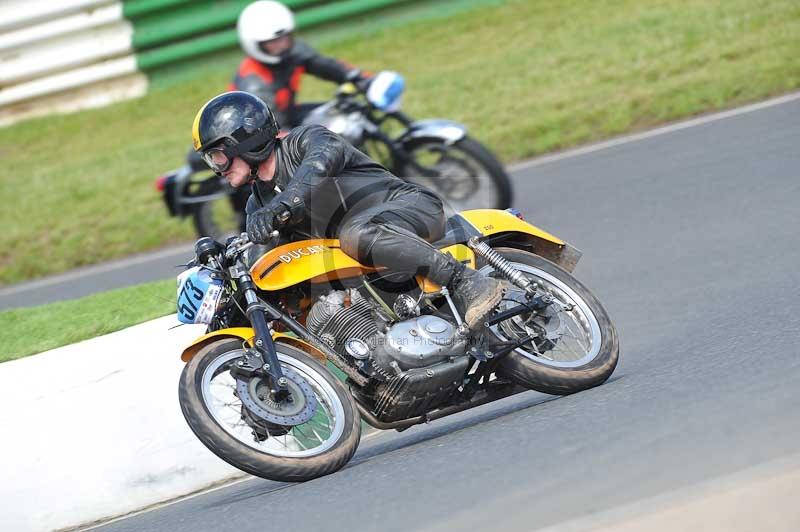 Mallory park Leicestershire;Mallory park photographs;Motorcycle action photographs;classic bikes;event digital images;eventdigitalimages;mallory park;no limits trackday;peter wileman photography;vintage bikes;vintage motorcycles;vmcc festival 1000 bikes