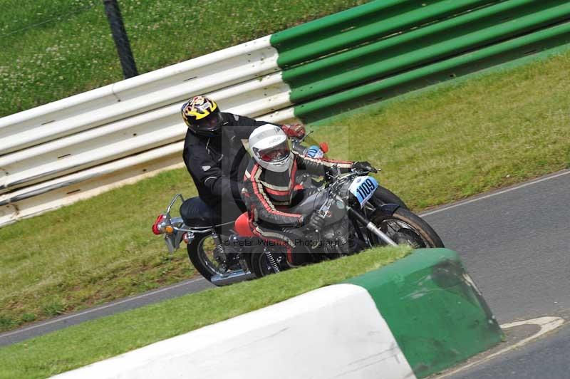 Mallory park Leicestershire;Mallory park photographs;Motorcycle action photographs;classic bikes;event digital images;eventdigitalimages;mallory park;no limits trackday;peter wileman photography;vintage bikes;vintage motorcycles;vmcc festival 1000 bikes