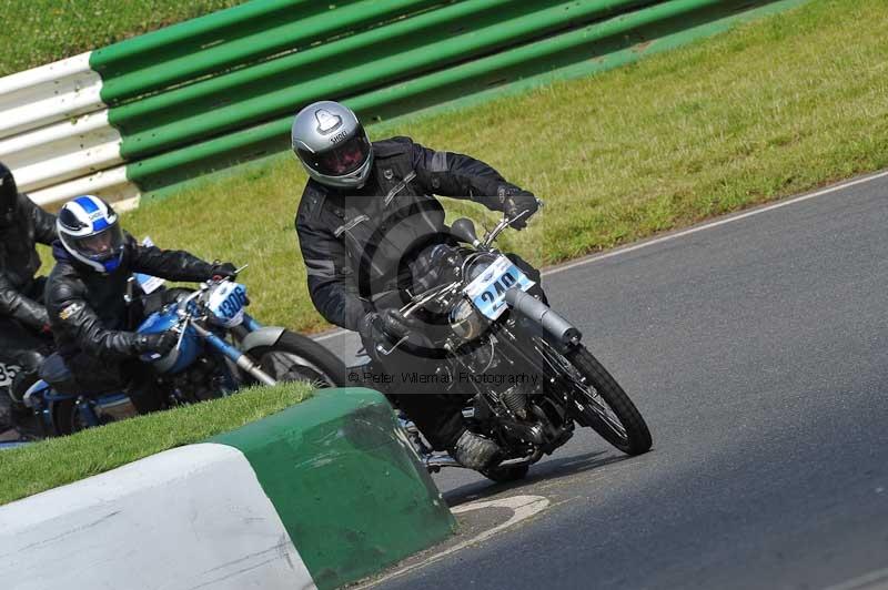 Mallory park Leicestershire;Mallory park photographs;Motorcycle action photographs;classic bikes;event digital images;eventdigitalimages;mallory park;no limits trackday;peter wileman photography;vintage bikes;vintage motorcycles;vmcc festival 1000 bikes