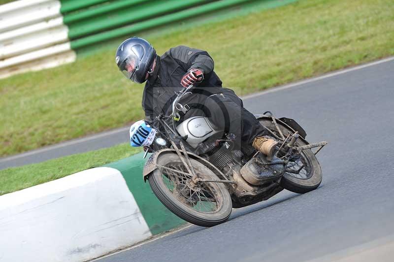 Mallory park Leicestershire;Mallory park photographs;Motorcycle action photographs;classic bikes;event digital images;eventdigitalimages;mallory park;no limits trackday;peter wileman photography;vintage bikes;vintage motorcycles;vmcc festival 1000 bikes