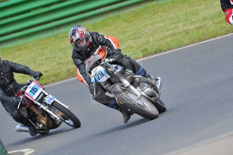 Mallory park Leicestershire;Mallory park photographs;Motorcycle action photographs;classic bikes;event digital images;eventdigitalimages;mallory park;no limits trackday;peter wileman photography;vintage bikes;vintage motorcycles;vmcc festival 1000 bikes