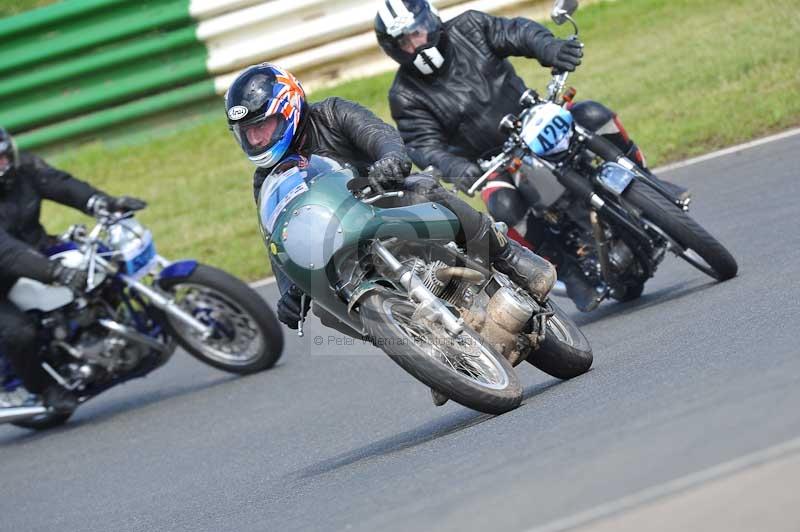 Mallory park Leicestershire;Mallory park photographs;Motorcycle action photographs;classic bikes;event digital images;eventdigitalimages;mallory park;no limits trackday;peter wileman photography;vintage bikes;vintage motorcycles;vmcc festival 1000 bikes