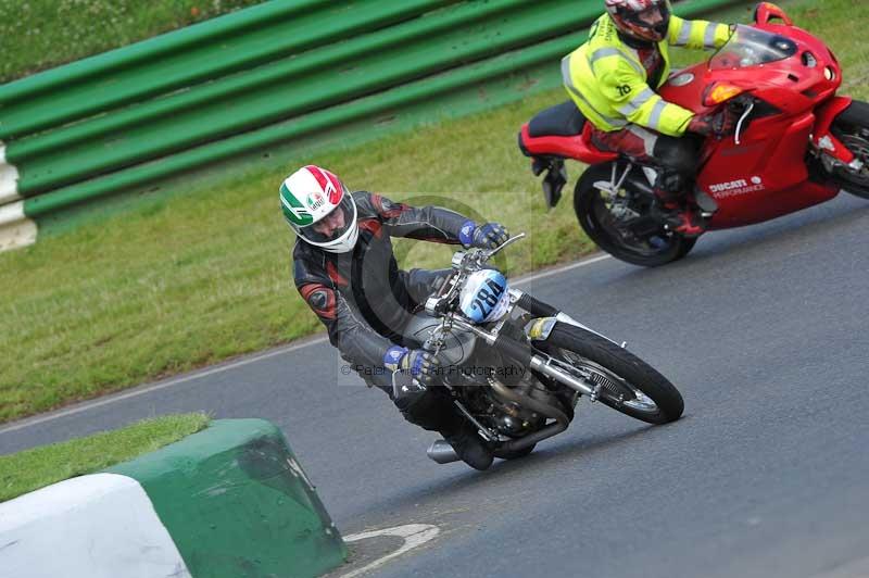 Mallory park Leicestershire;Mallory park photographs;Motorcycle action photographs;classic bikes;event digital images;eventdigitalimages;mallory park;no limits trackday;peter wileman photography;vintage bikes;vintage motorcycles;vmcc festival 1000 bikes