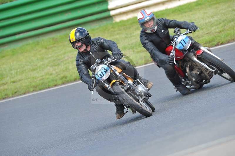 Mallory park Leicestershire;Mallory park photographs;Motorcycle action photographs;classic bikes;event digital images;eventdigitalimages;mallory park;no limits trackday;peter wileman photography;vintage bikes;vintage motorcycles;vmcc festival 1000 bikes