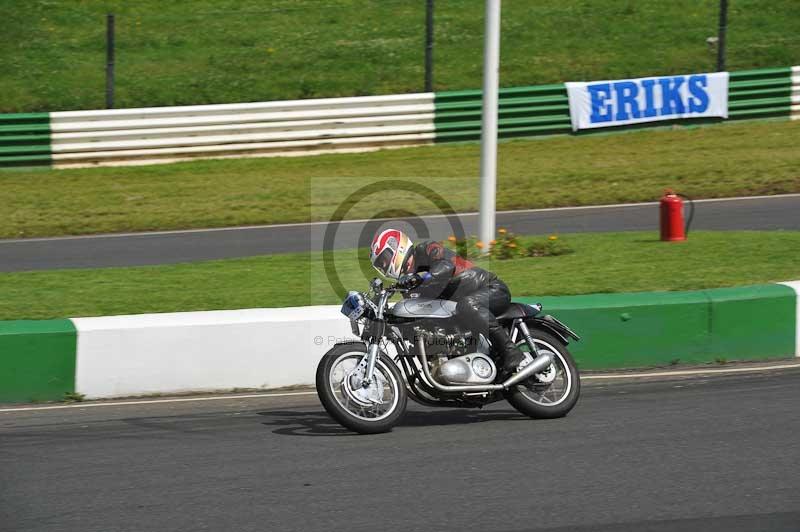 Mallory park Leicestershire;Mallory park photographs;Motorcycle action photographs;classic bikes;event digital images;eventdigitalimages;mallory park;no limits trackday;peter wileman photography;vintage bikes;vintage motorcycles;vmcc festival 1000 bikes