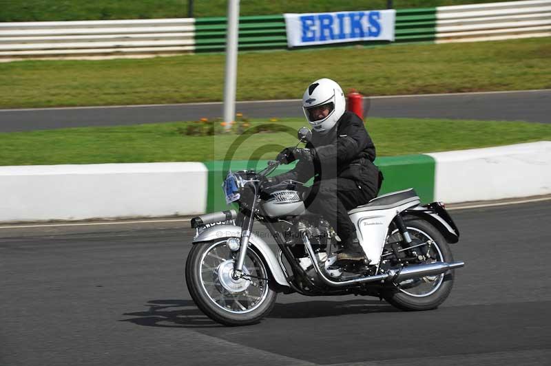 Mallory park Leicestershire;Mallory park photographs;Motorcycle action photographs;classic bikes;event digital images;eventdigitalimages;mallory park;no limits trackday;peter wileman photography;vintage bikes;vintage motorcycles;vmcc festival 1000 bikes