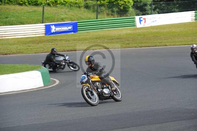 Mallory park Leicestershire;Mallory park photographs;Motorcycle action photographs;classic bikes;event digital images;eventdigitalimages;mallory park;no limits trackday;peter wileman photography;vintage bikes;vintage motorcycles;vmcc festival 1000 bikes