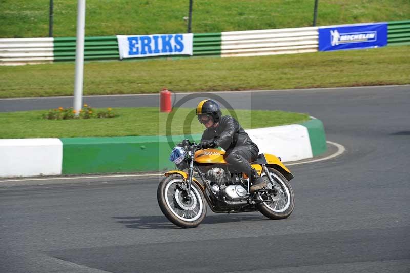 Mallory park Leicestershire;Mallory park photographs;Motorcycle action photographs;classic bikes;event digital images;eventdigitalimages;mallory park;no limits trackday;peter wileman photography;vintage bikes;vintage motorcycles;vmcc festival 1000 bikes