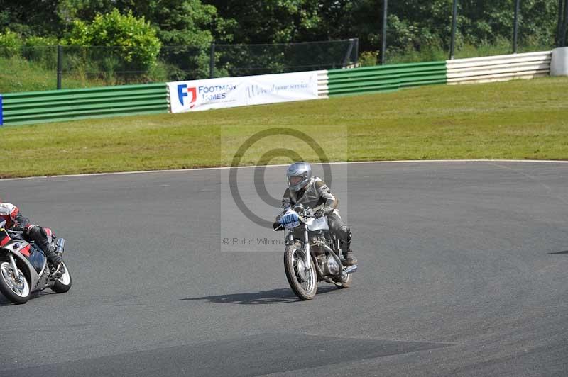 Mallory park Leicestershire;Mallory park photographs;Motorcycle action photographs;classic bikes;event digital images;eventdigitalimages;mallory park;no limits trackday;peter wileman photography;vintage bikes;vintage motorcycles;vmcc festival 1000 bikes