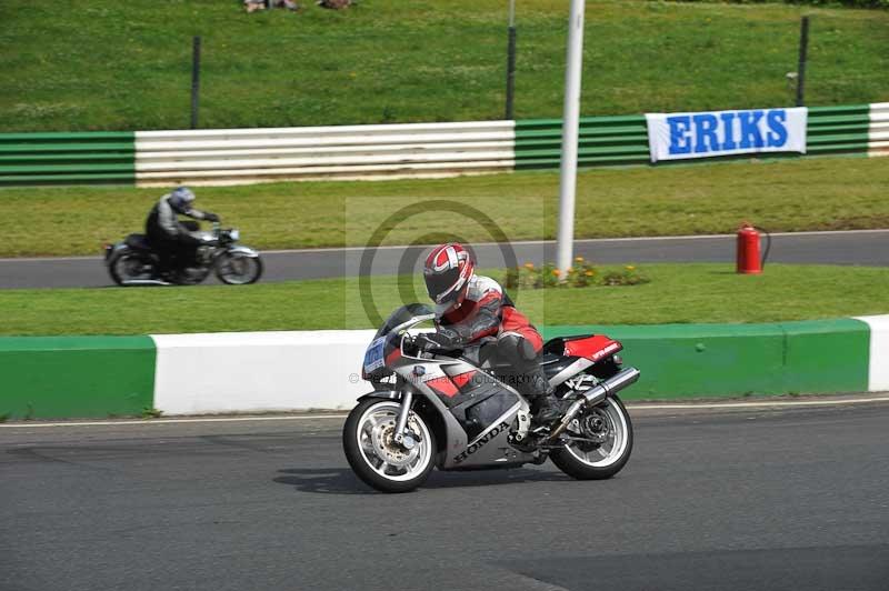 Mallory park Leicestershire;Mallory park photographs;Motorcycle action photographs;classic bikes;event digital images;eventdigitalimages;mallory park;no limits trackday;peter wileman photography;vintage bikes;vintage motorcycles;vmcc festival 1000 bikes