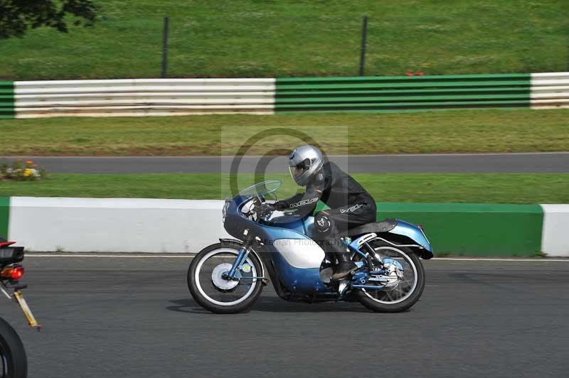 Mallory park Leicestershire;Mallory park photographs;Motorcycle action photographs;classic bikes;event digital images;eventdigitalimages;mallory park;no limits trackday;peter wileman photography;vintage bikes;vintage motorcycles;vmcc festival 1000 bikes