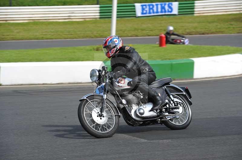 Mallory park Leicestershire;Mallory park photographs;Motorcycle action photographs;classic bikes;event digital images;eventdigitalimages;mallory park;no limits trackday;peter wileman photography;vintage bikes;vintage motorcycles;vmcc festival 1000 bikes