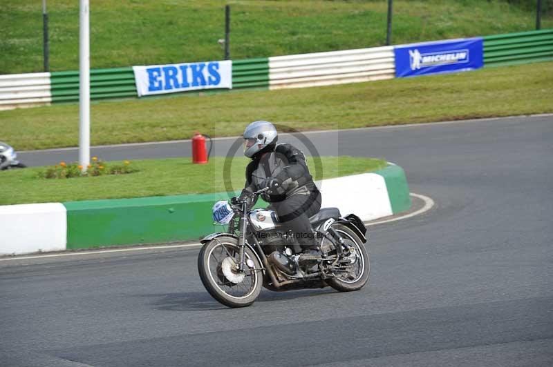 Mallory park Leicestershire;Mallory park photographs;Motorcycle action photographs;classic bikes;event digital images;eventdigitalimages;mallory park;no limits trackday;peter wileman photography;vintage bikes;vintage motorcycles;vmcc festival 1000 bikes