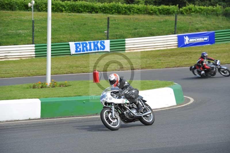 Mallory park Leicestershire;Mallory park photographs;Motorcycle action photographs;classic bikes;event digital images;eventdigitalimages;mallory park;no limits trackday;peter wileman photography;vintage bikes;vintage motorcycles;vmcc festival 1000 bikes