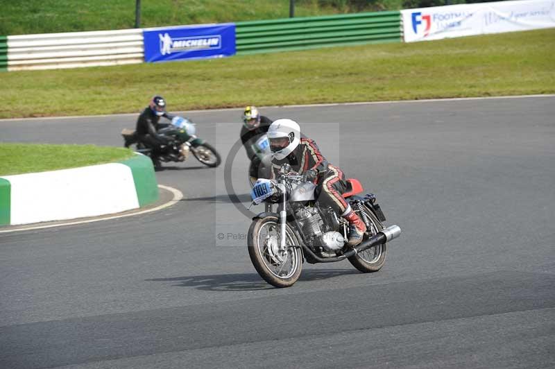 Mallory park Leicestershire;Mallory park photographs;Motorcycle action photographs;classic bikes;event digital images;eventdigitalimages;mallory park;no limits trackday;peter wileman photography;vintage bikes;vintage motorcycles;vmcc festival 1000 bikes