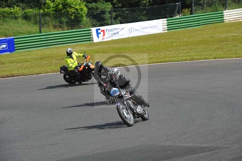 Mallory park Leicestershire;Mallory park photographs;Motorcycle action photographs;classic bikes;event digital images;eventdigitalimages;mallory park;no limits trackday;peter wileman photography;vintage bikes;vintage motorcycles;vmcc festival 1000 bikes