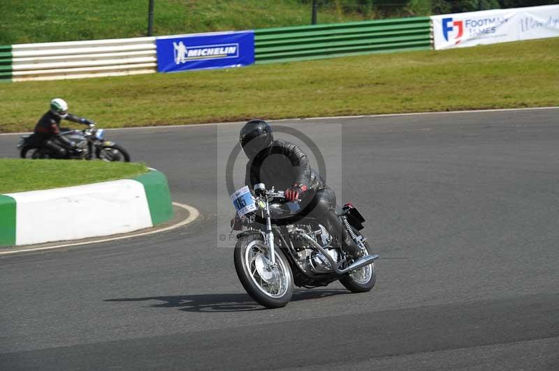 Mallory park Leicestershire;Mallory park photographs;Motorcycle action photographs;classic bikes;event digital images;eventdigitalimages;mallory park;no limits trackday;peter wileman photography;vintage bikes;vintage motorcycles;vmcc festival 1000 bikes