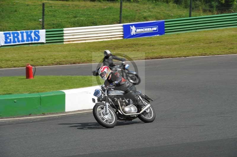 Mallory park Leicestershire;Mallory park photographs;Motorcycle action photographs;classic bikes;event digital images;eventdigitalimages;mallory park;no limits trackday;peter wileman photography;vintage bikes;vintage motorcycles;vmcc festival 1000 bikes