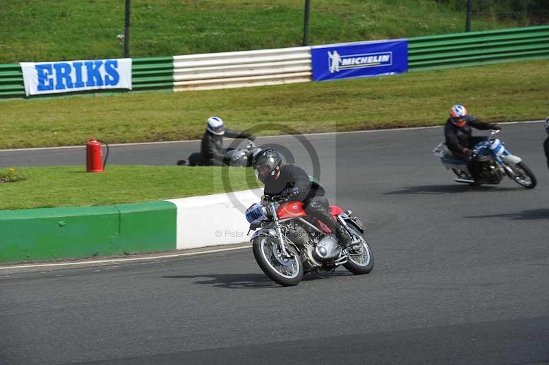 Mallory park Leicestershire;Mallory park photographs;Motorcycle action photographs;classic bikes;event digital images;eventdigitalimages;mallory park;no limits trackday;peter wileman photography;vintage bikes;vintage motorcycles;vmcc festival 1000 bikes