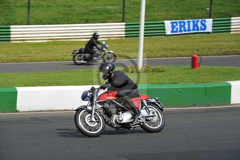 Mallory park Leicestershire;Mallory park photographs;Motorcycle action photographs;classic bikes;event digital images;eventdigitalimages;mallory park;no limits trackday;peter wileman photography;vintage bikes;vintage motorcycles;vmcc festival 1000 bikes