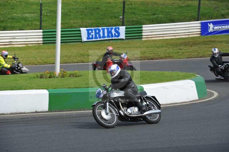 Mallory park Leicestershire;Mallory park photographs;Motorcycle action photographs;classic bikes;event digital images;eventdigitalimages;mallory park;no limits trackday;peter wileman photography;vintage bikes;vintage motorcycles;vmcc festival 1000 bikes