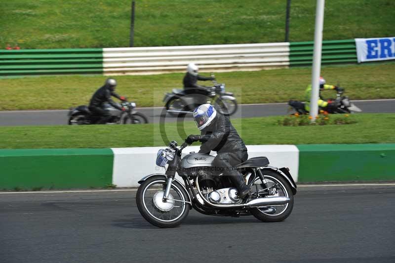 Mallory park Leicestershire;Mallory park photographs;Motorcycle action photographs;classic bikes;event digital images;eventdigitalimages;mallory park;no limits trackday;peter wileman photography;vintage bikes;vintage motorcycles;vmcc festival 1000 bikes