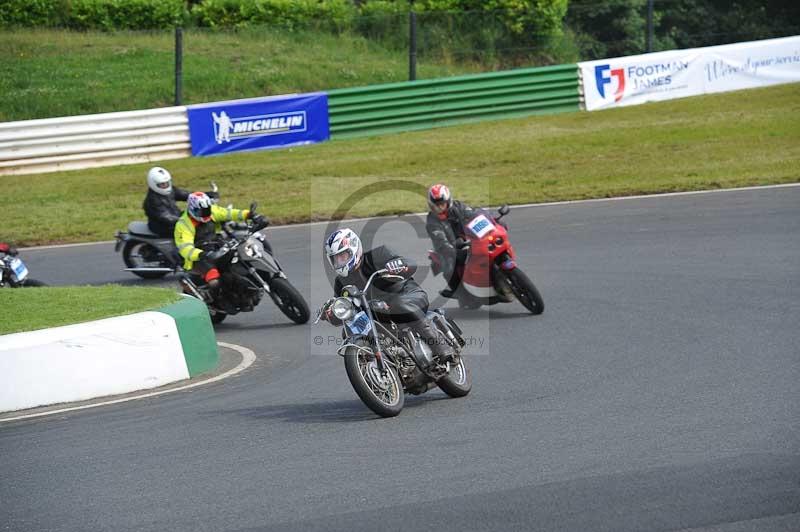 Mallory park Leicestershire;Mallory park photographs;Motorcycle action photographs;classic bikes;event digital images;eventdigitalimages;mallory park;no limits trackday;peter wileman photography;vintage bikes;vintage motorcycles;vmcc festival 1000 bikes