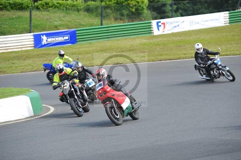 Mallory park Leicestershire;Mallory park photographs;Motorcycle action photographs;classic bikes;event digital images;eventdigitalimages;mallory park;no limits trackday;peter wileman photography;vintage bikes;vintage motorcycles;vmcc festival 1000 bikes