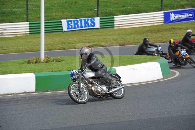 Mallory park Leicestershire;Mallory park photographs;Motorcycle action photographs;classic bikes;event digital images;eventdigitalimages;mallory park;no limits trackday;peter wileman photography;vintage bikes;vintage motorcycles;vmcc festival 1000 bikes