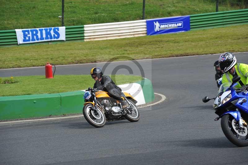 Mallory park Leicestershire;Mallory park photographs;Motorcycle action photographs;classic bikes;event digital images;eventdigitalimages;mallory park;no limits trackday;peter wileman photography;vintage bikes;vintage motorcycles;vmcc festival 1000 bikes