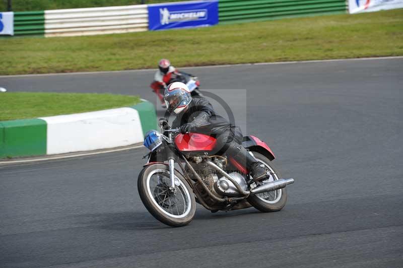 Mallory park Leicestershire;Mallory park photographs;Motorcycle action photographs;classic bikes;event digital images;eventdigitalimages;mallory park;no limits trackday;peter wileman photography;vintage bikes;vintage motorcycles;vmcc festival 1000 bikes