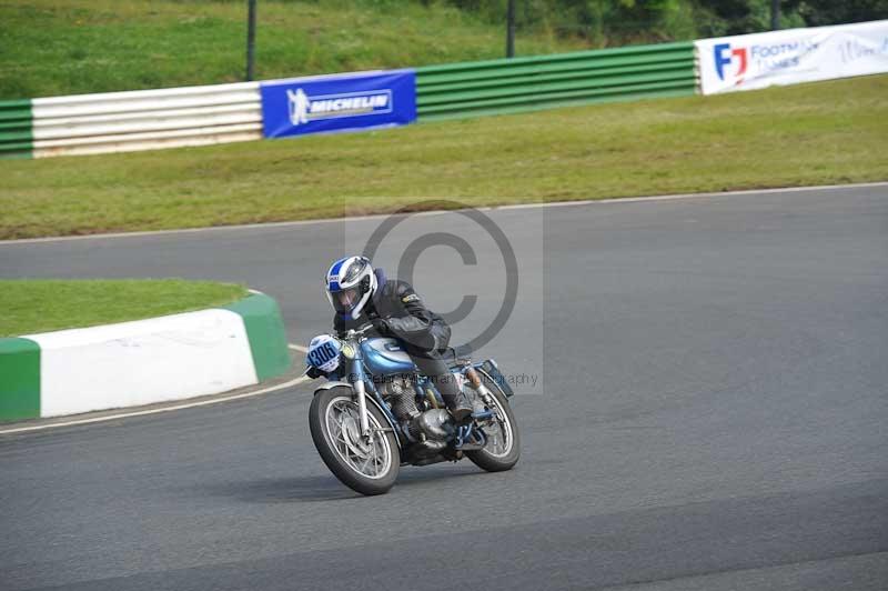 Mallory park Leicestershire;Mallory park photographs;Motorcycle action photographs;classic bikes;event digital images;eventdigitalimages;mallory park;no limits trackday;peter wileman photography;vintage bikes;vintage motorcycles;vmcc festival 1000 bikes