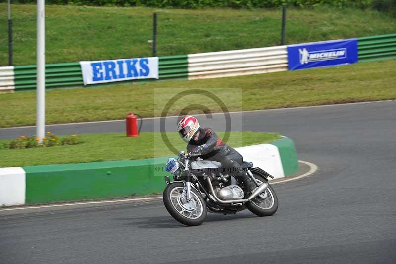 Mallory park Leicestershire;Mallory park photographs;Motorcycle action photographs;classic bikes;event digital images;eventdigitalimages;mallory park;no limits trackday;peter wileman photography;vintage bikes;vintage motorcycles;vmcc festival 1000 bikes