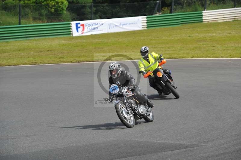 Mallory park Leicestershire;Mallory park photographs;Motorcycle action photographs;classic bikes;event digital images;eventdigitalimages;mallory park;no limits trackday;peter wileman photography;vintage bikes;vintage motorcycles;vmcc festival 1000 bikes